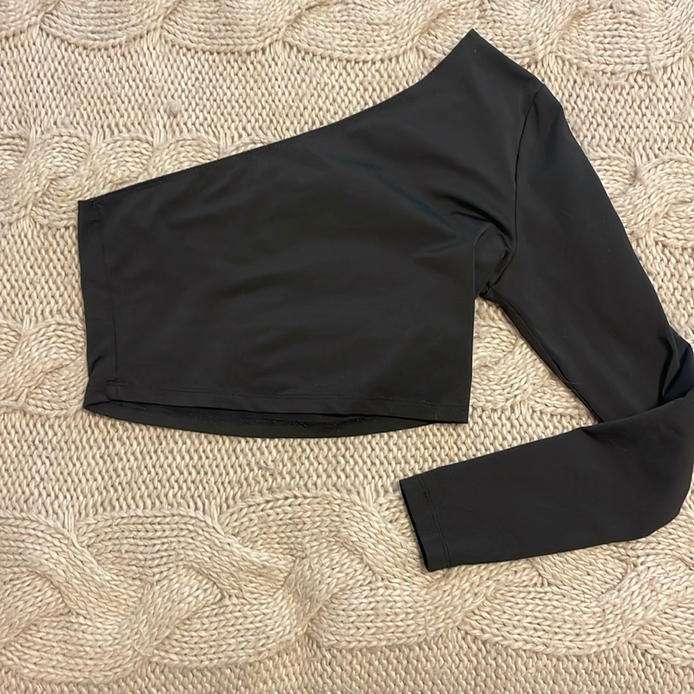 One shoulder black crop top